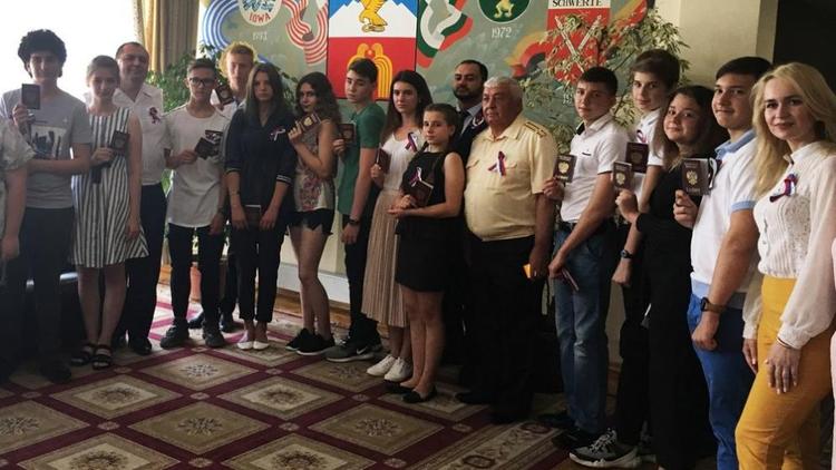 Первые паспорта получили юные жители Пятигорска