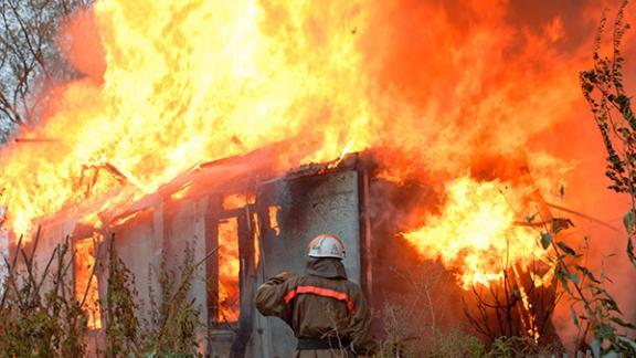 В Буденновском районе участливый сосед спас семью из пожара