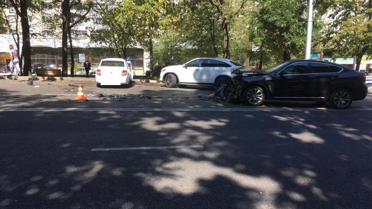 В центре Ставрополя неопытный водитель спровоцировал тройное ДТП