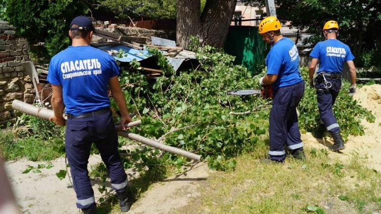 Спасатели устраняют последствия урагана в Зеленокумске