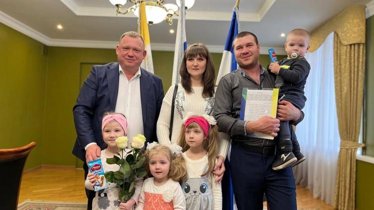 В Предгорном округе Ставрополья 13 молодых семей получили жилищные сертификаты