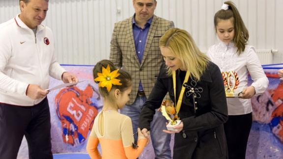 Победителей первенства Невинномысска по фигурному катанию на коньках наградила Елена Бережная
