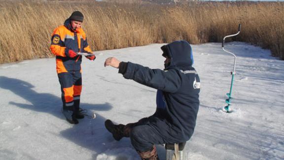 Спасатели проверяют безопасность подледной рыбалки на водоемах Ставрополья