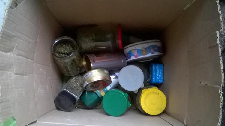 В Будённовске парень хранил гашиш в банках, а коноплю выращивал в шкафу