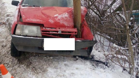 В Ставрополе автоледи не справилась с управлением и врезалась в столб