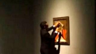 Реставраторы спасли картину Пикассо «Женщина в красном кресле», испорченную вандалом