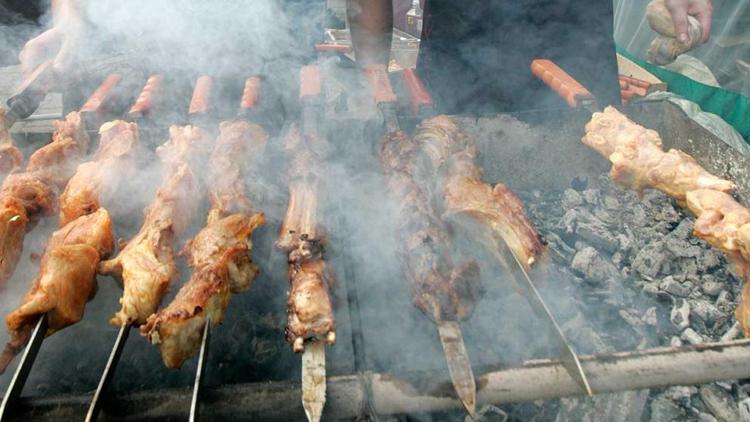 На фестивале «Аджика» в Ессентуках жарили шашлык и бургер на костре