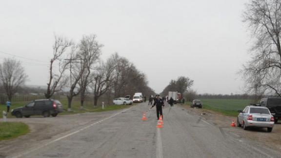 Два человека погибли и три пострадали при столкновении «Приоры» и «Соляриса» на Ставрополье