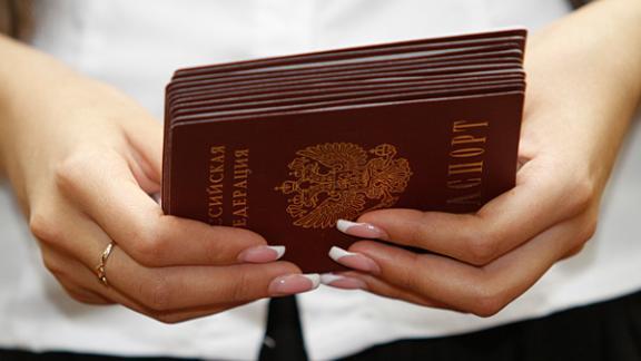 Более 350 ребят получили свои первые паспорта накануне Дня России в Ставрополе