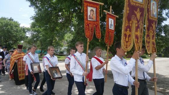 Крестный ход выпускников школ прошёл в селе Солдато-Александровском