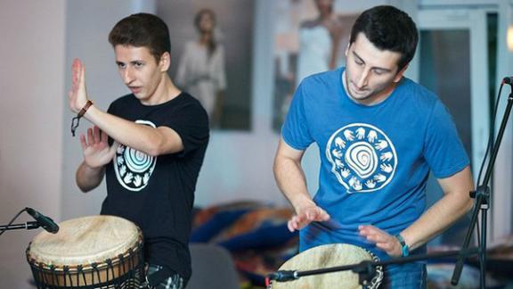 Этническая барабанная группа Dum-Tek проводит выступления в Ставрополе