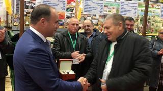 Министр сельского хозяйства Ставрополья вручил награды лучшим животноводам в Москве