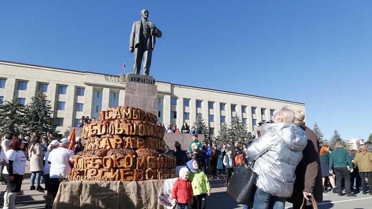 В Ставрополе в День народного единства испекли самый большой в мире каравай