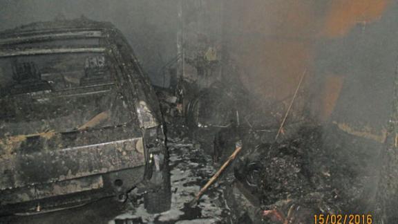 Пожар в запертом в гараже автомобиле едва не уничтожил дом хозяина в Туркменском район