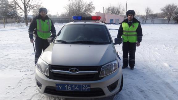 Ставропольские автоинспекторы спасли водителя и пассажиров такси