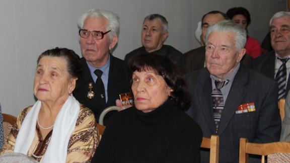 Глава администрации Невинномысска Василий Шестак встретился с ветеранами