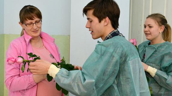 Будущих мам поздравили с 8 марта в ставропольском роддоме