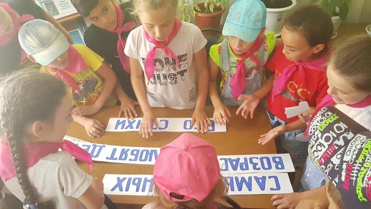 В селе Ачикулак дети читают стихи ставропольца Александра Екимцева
