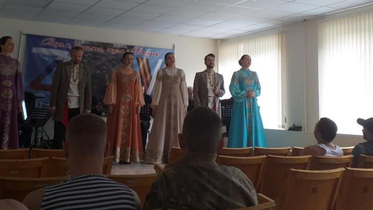 Артисты Ставропольской государственной филармонии выступили в госпитале перед ранеными военнослужащими