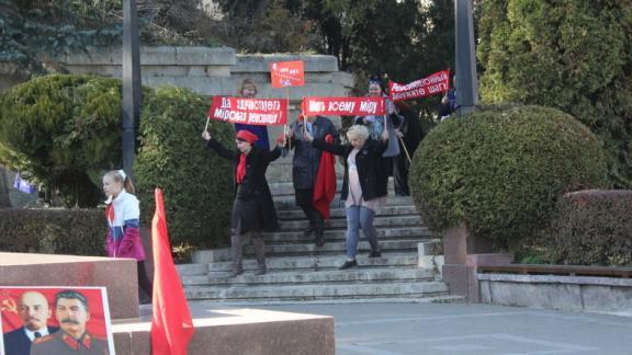 Колонна трудящихся прошла по Кисловодску с революционными лозунгами