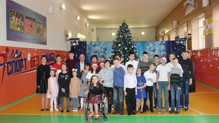 Коллектив минЖКХ Ставрополья поздравил воспитанников детского дома