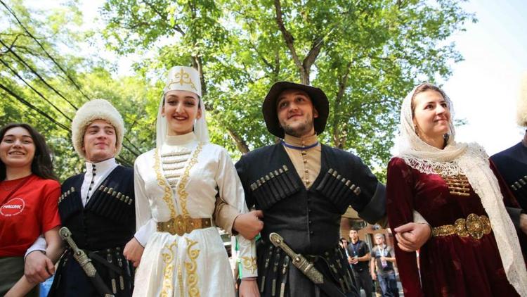 Машуковцев научили осетинским танцам