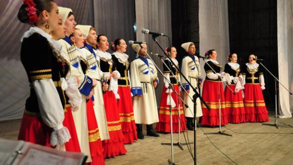 Казачий ансамбль «Ставрополье» проводит лекции-концерты для школьников края