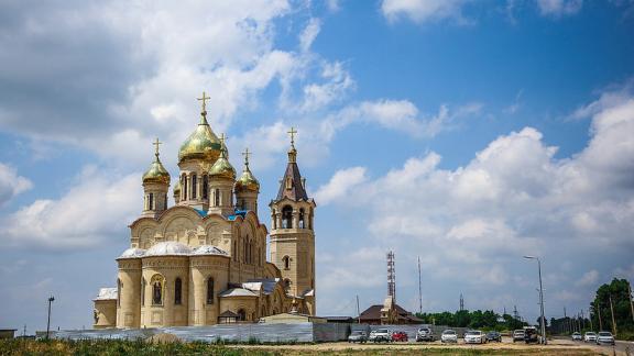 Строительство храма великого князя Владимира проверил митрополит Кирилл