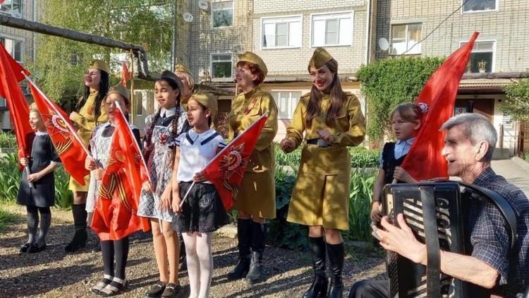 Акция «Поём двором» прошла в селе Донском на Ставрополье