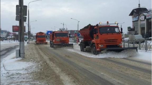 Последствия сильного снегопада в Невинномысске ликвидируют в круглосуточном режиме