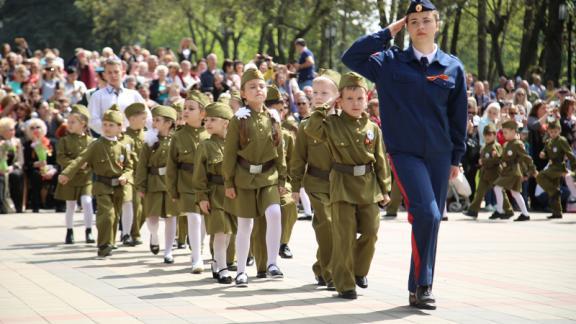 Впервые в Пятигорске на параде прошли дошколята в военной форме