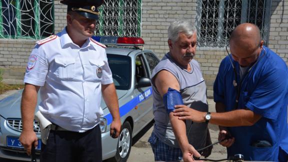 В жару совместные наряды ДПС и медиков оказывают помощь ставропольским водителям