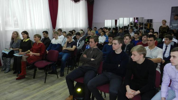Школьники Александровского района встретились с пограничниками