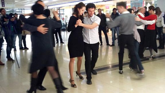 Аргентинское танго танцевали в Ставрополе – флешмоб для всех желающих