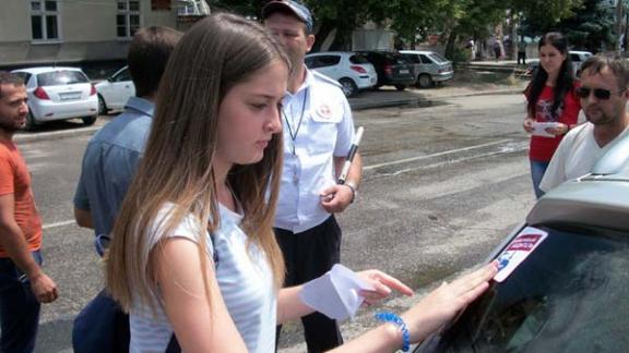 Наклейками «Я – вежливый водитель» украшают волонтеры автомобили дисциплинированных водителей в Георгиевске