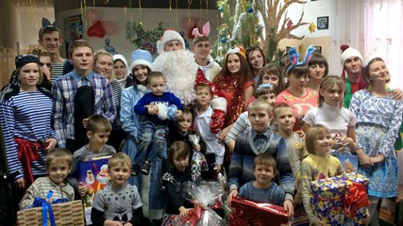 К воспитанникам Светлоградского детского приюта приехал Дедушка Мороз