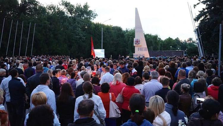 В Невинномысске в акции «Свеча памяти» приняли участие 2,5 тысячи горожан