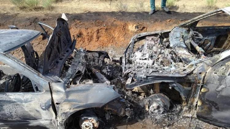 Две машины сгорели и два человека ранены в ДТП в Левокумском районе