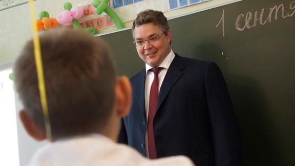 Владимир Владимиров побывал на Дне знаний в своей родной школе № 6 в Буденновске