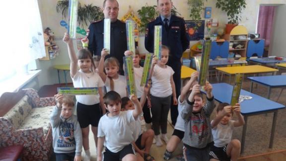 В детском саду в Буденновске сотрудники ГИБДД рассказали детям о светоотражающих фликерах