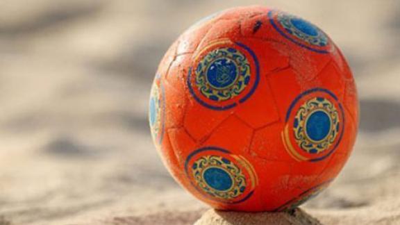 Звезды пляжного футбола стали гостями на открытии корта в поселке Горьковском