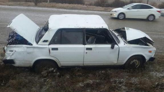 Три человека пострадали в опрокинутом автомобиле в Александровском районе