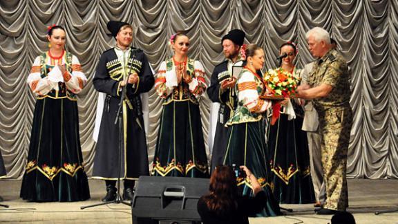 Публика в погонах оценила выступления казачьего ансамбля песни и танца «Ставрополье»