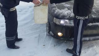 Сотрудники ГАИ в Ставропольском крае спасли замерзающих автолюбителей, у которых закончилось топливо