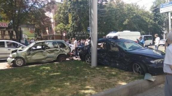 Пять автомобилей столкнулись на улице Дзержинского в Ставрополе