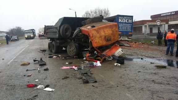 При столкновении двух грузовиков на Ставрополье погибли два человека