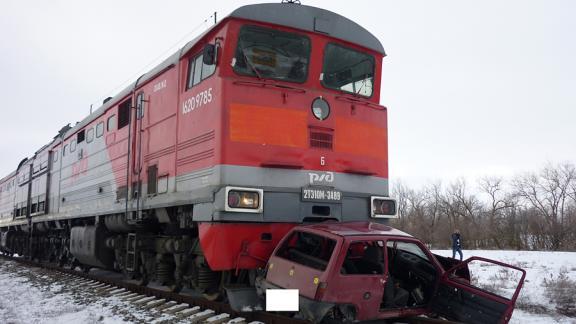 На Ставрополье на железнодорожном переезде под локомотив попала «Ока»