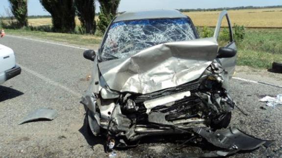 При столкновении двух легковых автомобилей в Степновском районе 1 человек погиб и 6 пострадали