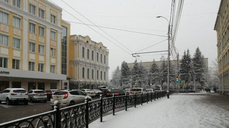 Ситуацию на дорогах Ставрополья осложнили сильный снег и боковой ветер