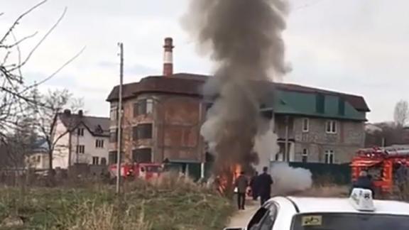 Рядом со школой в Кисловодске пожарные тушили автомобиль